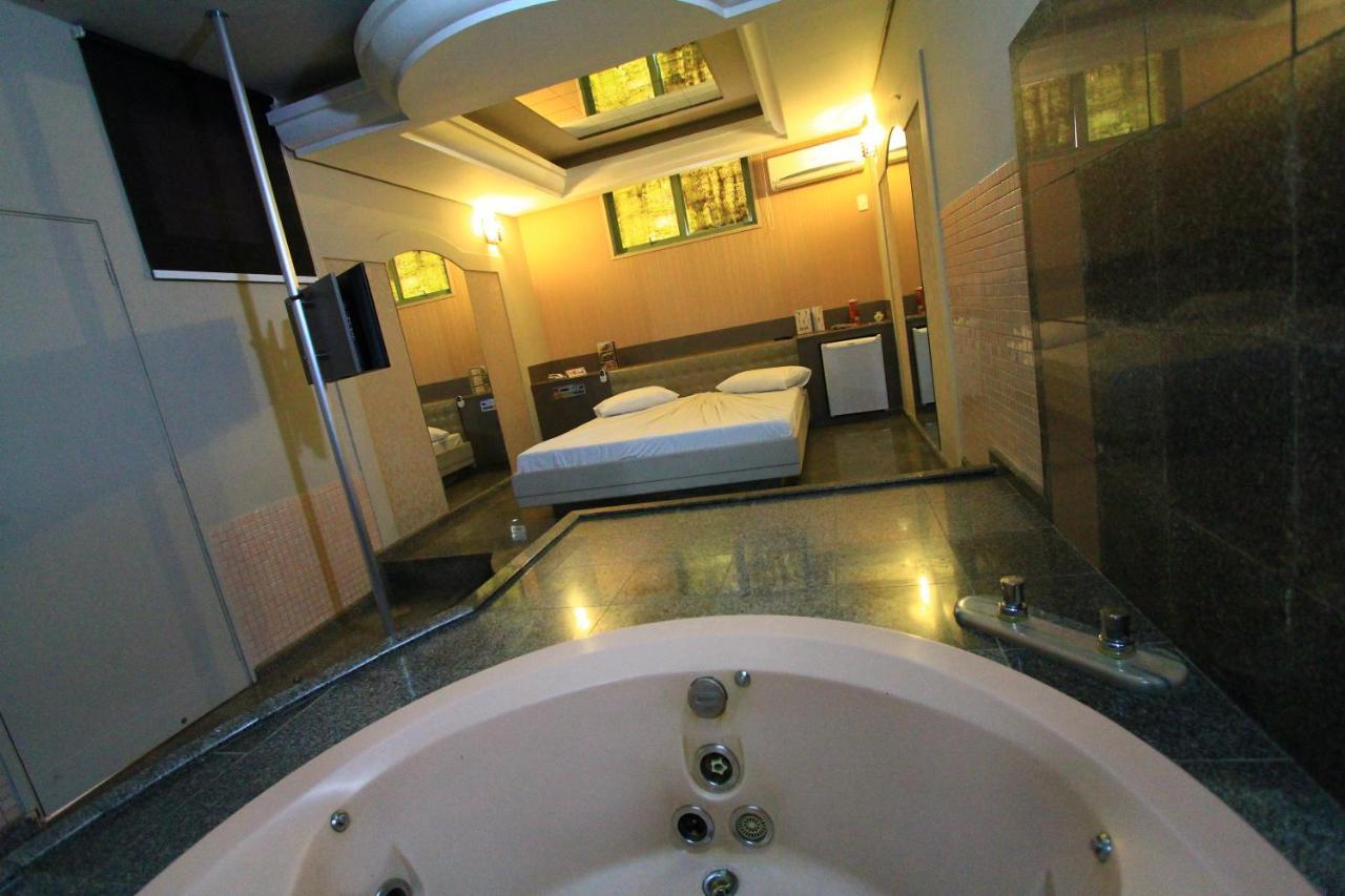 Movie Inn Motel E Hospedagem (Adults Only) ريبيراو بريتو المظهر الخارجي الصورة